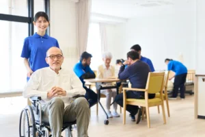 介護施設で外国人スタッフと日本人職員が笑顔で働く様子
