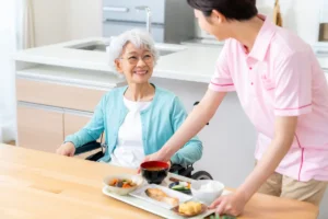 介護施設で働くスタッフが笑顔で会話をしている様子