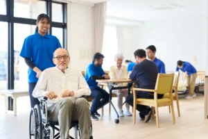 介護施設で笑顔で働く外国人職員と日本人スタッフの様子