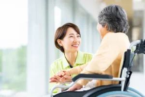 介護施設で笑顔を見せるスタッフと利用者の様子