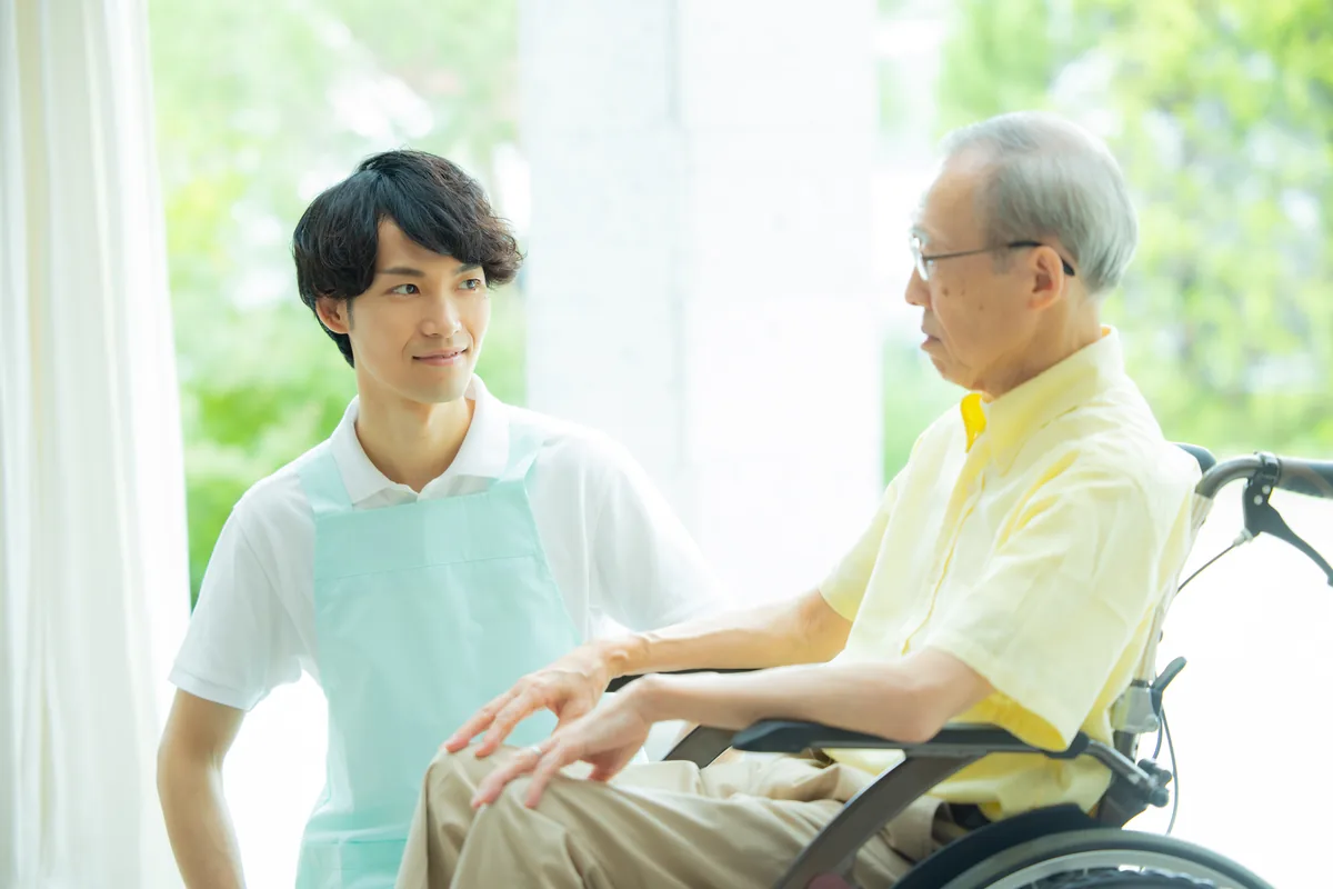 介護施設で利用者と向き合う介護職員の様子