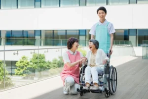 デイサービスの介護スタッフが利用者と笑顔で会話している様子