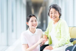 介護施設で働くスタッフが笑顔で利用者に対応している様子