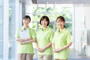介護施設で笑顔を見せるスタッフたちの様子