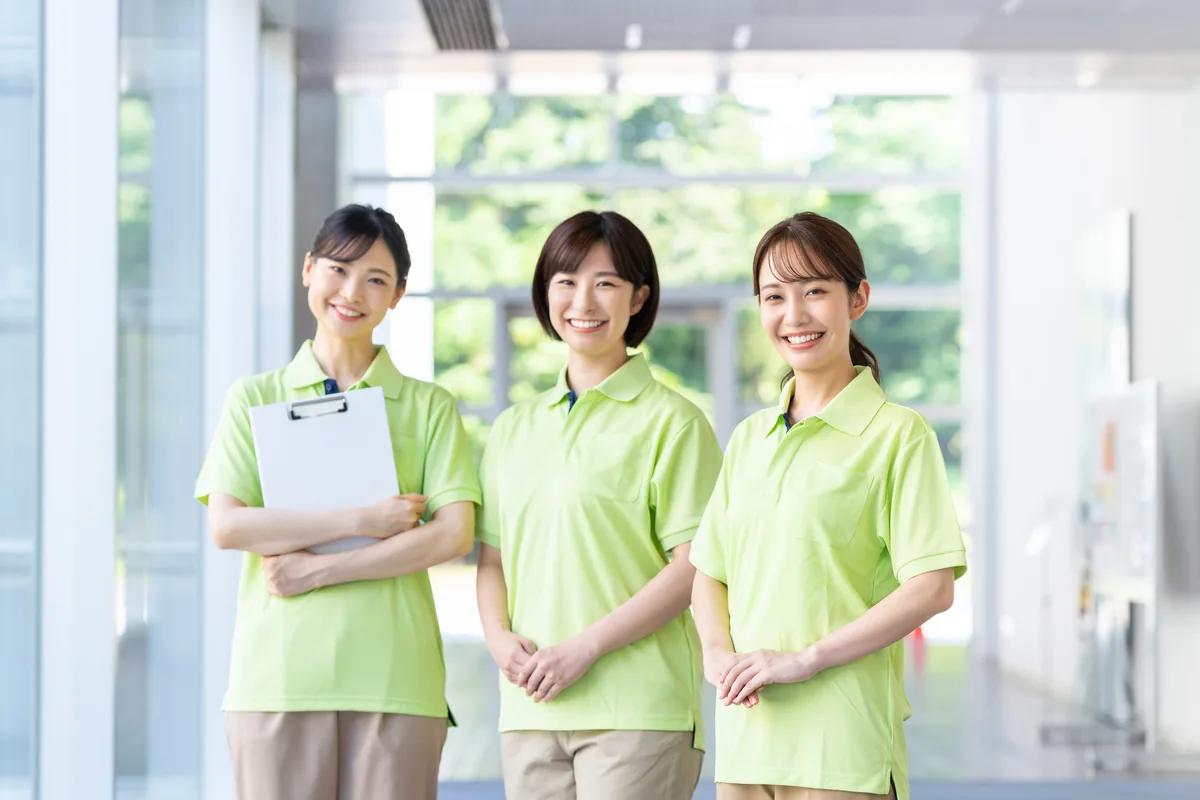 介護施設で笑顔を見せるスタッフたちの様子