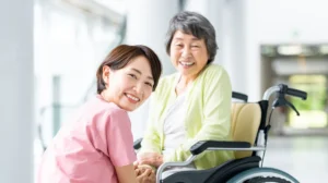 介護施設で笑顔を見せる女性スタッフと利用者の様子