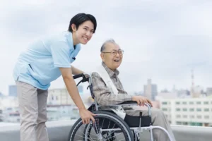 介護施設で利用者と職員が笑顔で会話している様子