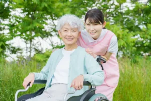 介護施設で笑顔を見せる女性スタッフと利用者の様子