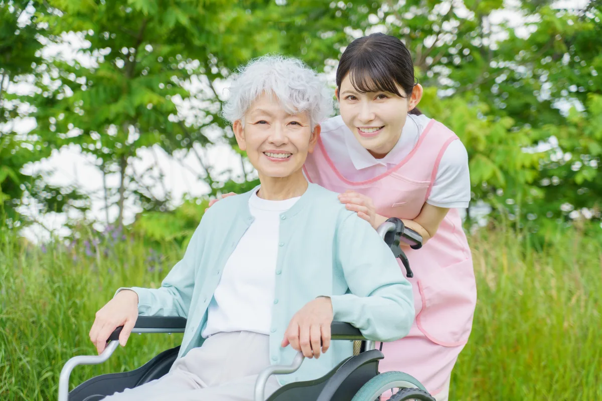 介護施設で笑顔を見せる女性スタッフと利用者の様子