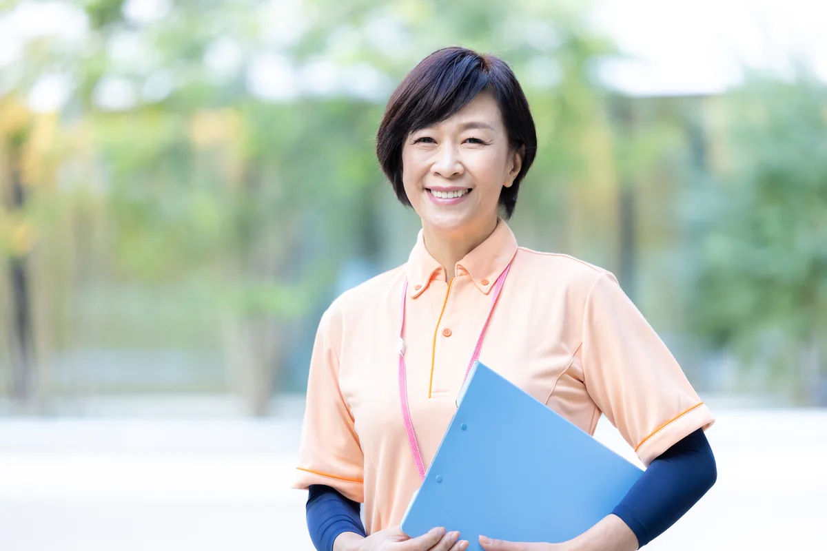 介護施設で笑顔を見せるスタッフの様子