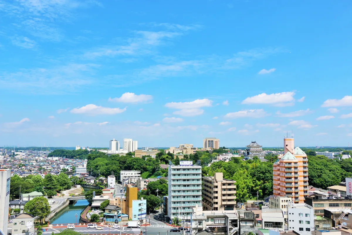 都市部のマンションが立ち並ぶ街並みの風景