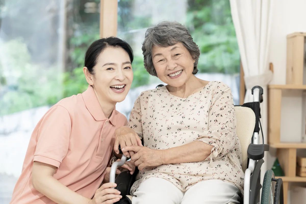 介護施設で働くスタッフが笑顔で利用者に対応している様子