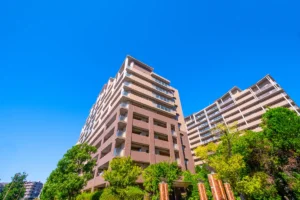 都市部に立ち並ぶマンションと街並みの風景