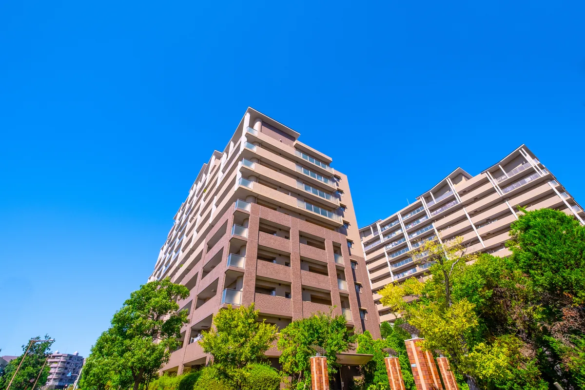 都市部に立ち並ぶマンションと街並みの風景