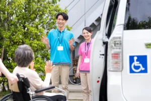 介護施設で笑顔を見せながら働くスタッフたちの様子