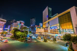 都市部に建つマンション群と街並みの外観風景