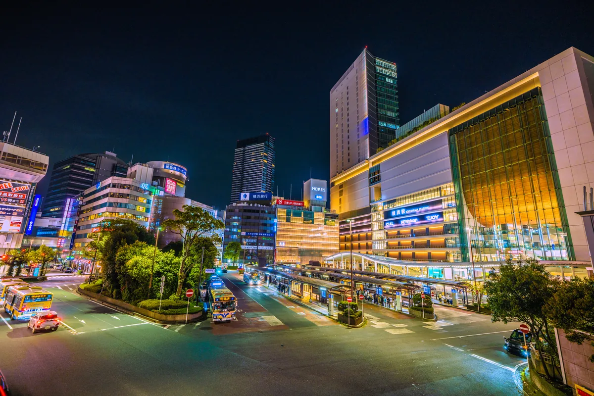 都市部に建つマンション群と街並みの外観風景