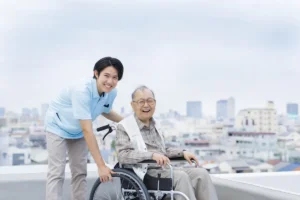 介護施設で笑顔を見せるスタッフと利用者の様子