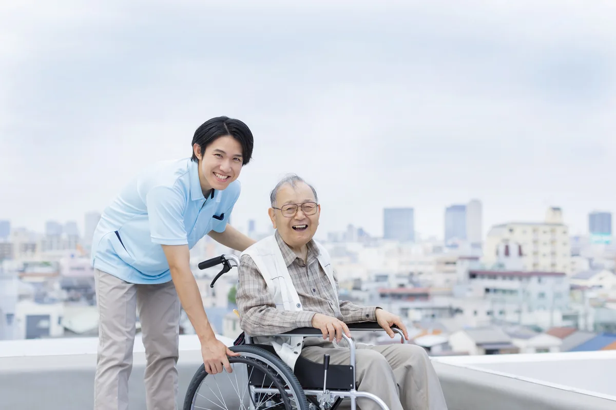 介護施設で笑顔を見せるスタッフと利用者の様子