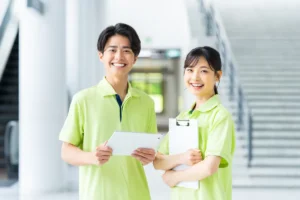 介護施設で笑顔を見せるスタッフたちの様子
