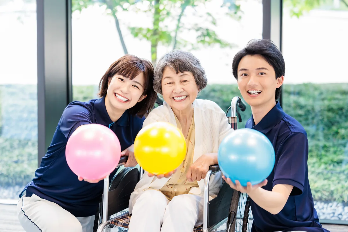 介護施設で笑顔を見せるスタッフと利用者の様子