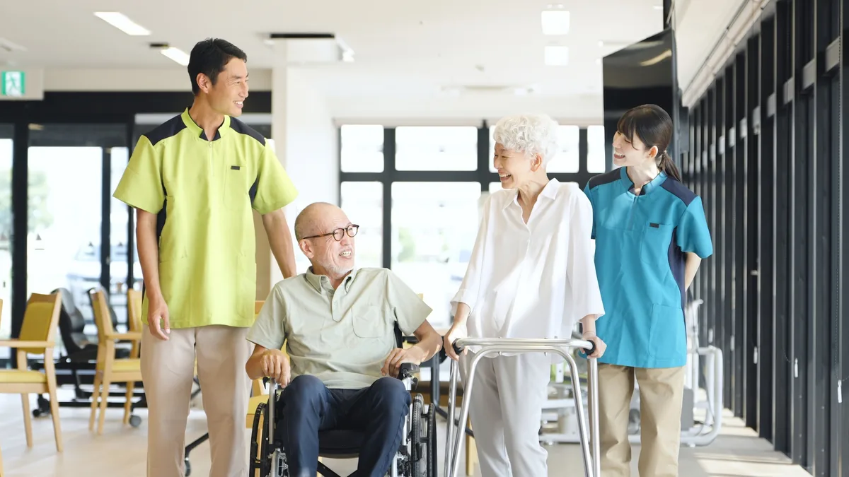 介護施設で外国人スタッフと日本人職員が並んで働く様子