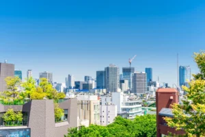 都市部に建ち並ぶマンションと街並みの風景