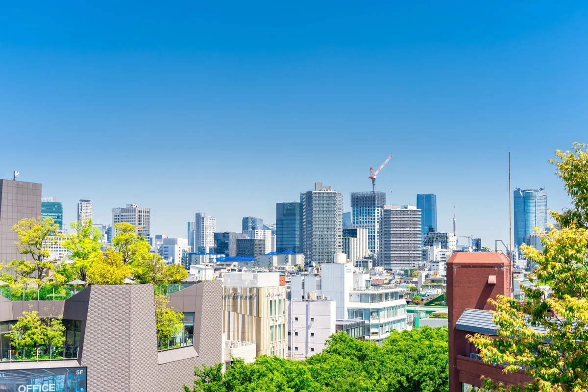 都市部に建ち並ぶマンションと街並みの風景