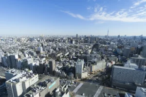 都市部に並ぶマンションと街並みの風景