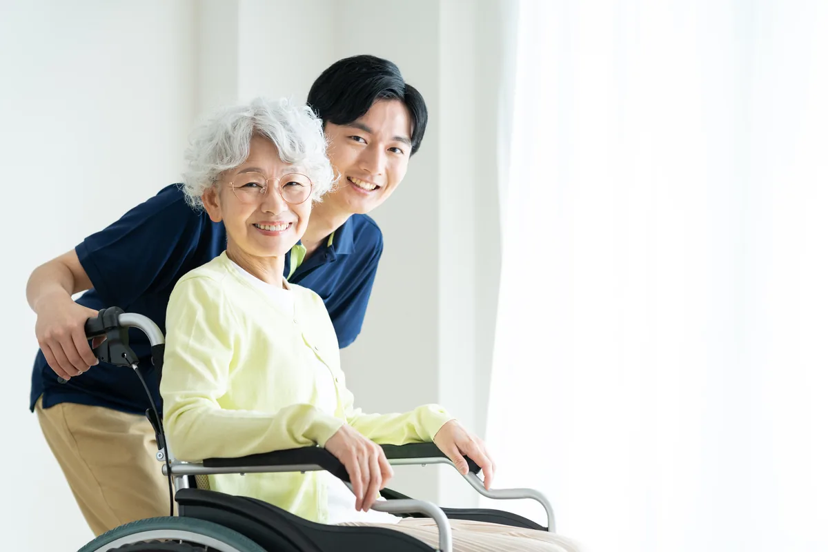 介護施設で笑顔を見せるスタッフと入居者の様子