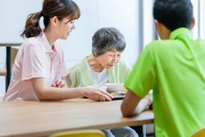 介護施設のスタッフが利用者と穏やかに向き合う様子