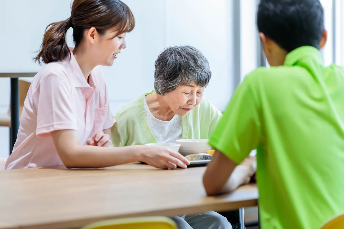 介護施設のスタッフが利用者と穏やかに向き合う様子