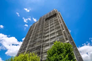 都市部に建つマンションの外観と青空の風景