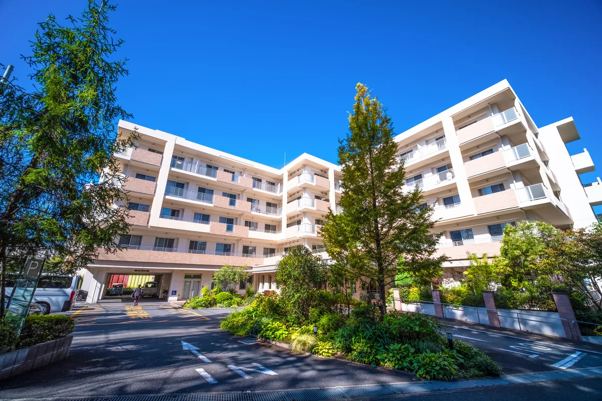 サービス付き高齢者向け住宅の外観と都市の街並み