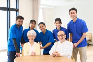 介護施設で外国人スタッフと日本人職員が笑顔で働く様子