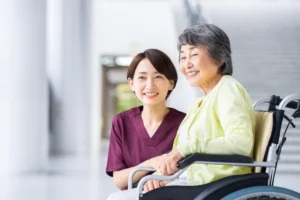 介護施設のスタッフが利用者と穏やかに話している様子