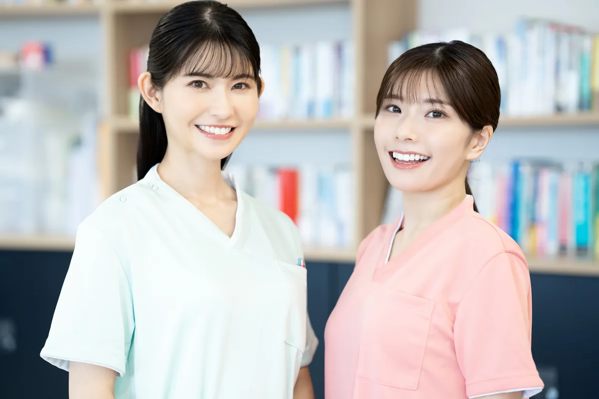 介護施設で笑顔を見せる女性スタッフの様子