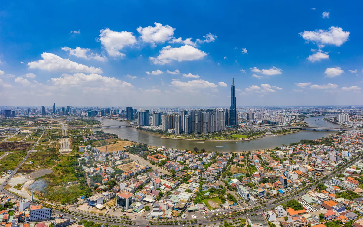都市部に建ち並ぶマンションと街並みの風景