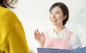 介護施設のスタッフが採用面接を行っている様子