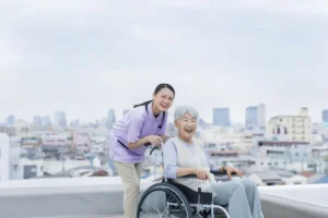 介護施設の職員が高齢者と笑顔で会話をしている様子