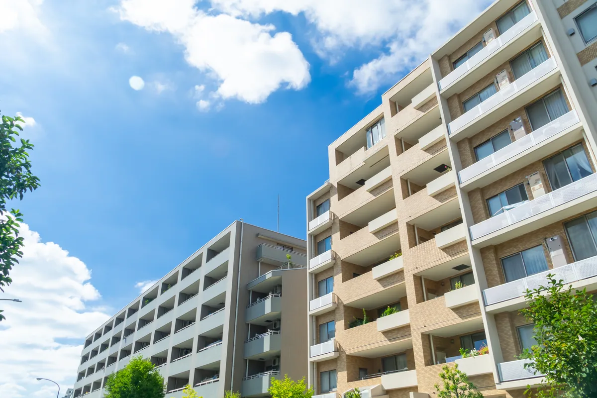 都市部に建つマンション群と街並みの外観風景