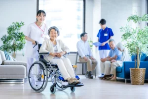 介護施設で高齢者に寄り添うスタッフの様子