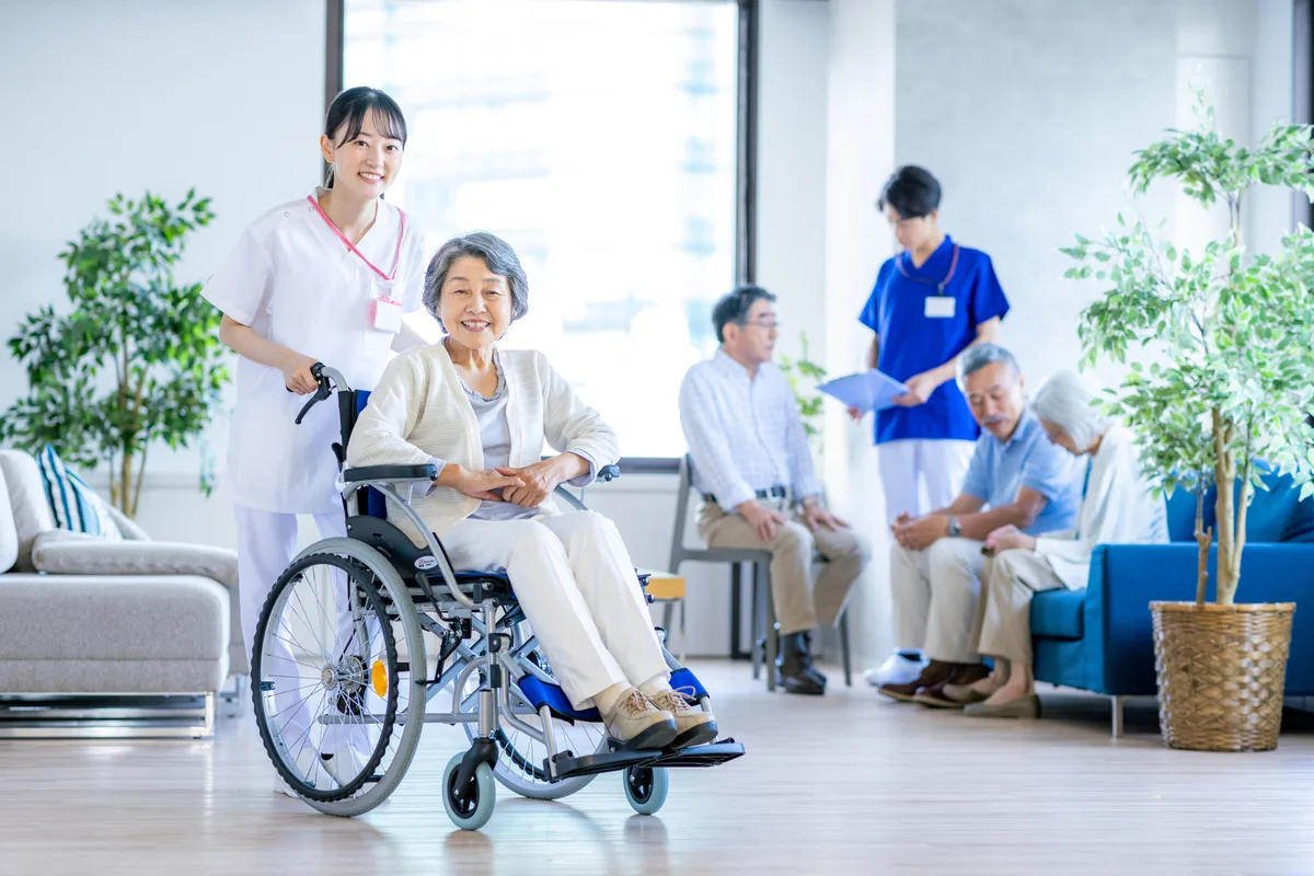 介護施設で高齢者に寄り添うスタッフの様子