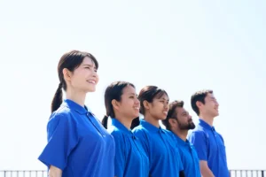 介護施設で笑顔を見せる外国人スタッフと日本人職員