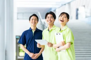 介護施設で職員同士が笑顔で会話をしている様子