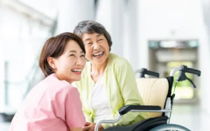 介護施設で職員が利用者と話しながら笑顔で対応している様子