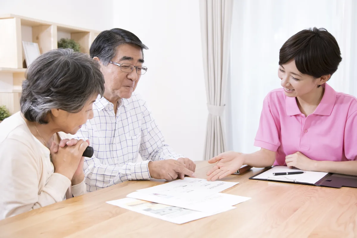 介護の生活支援を自社で行うか登録支援機関へ委託するか