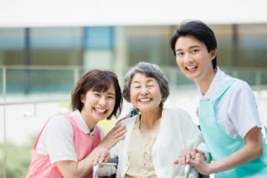 介護施設で笑顔を見せるスタッフと利用者の様子