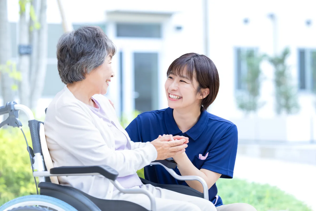 介護施設のスタッフが利用者と穏やかに接している様子