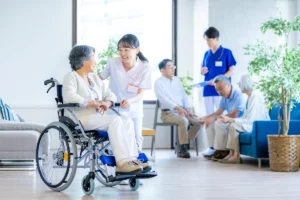 デイサービスの職員が利用者を笑顔でサポートしている様子
